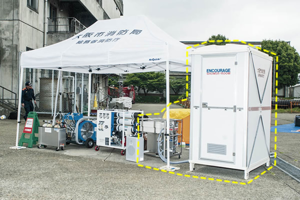 シャワー室と灯油専用給湯器の構成で2セット搭載